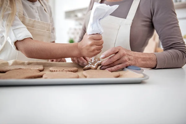 Neta alegre decorar biscoitos de férias — Fotografia de Stock