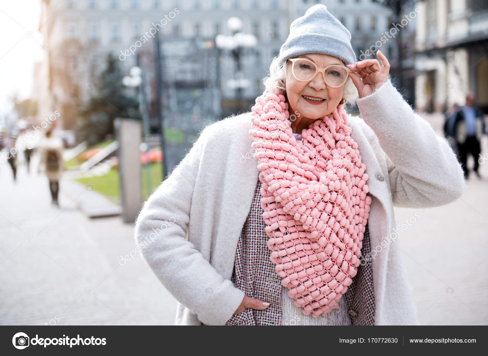Взрослая дама гуляет по городу