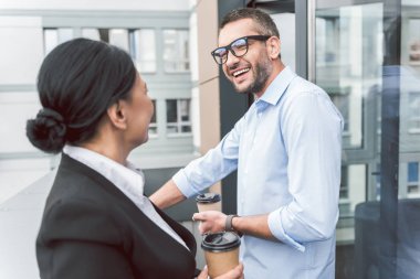 Komik gülümseyen adam meslektaşım ayakta