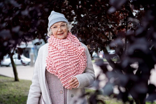 Cheerful senior lady relaxing in park — Stock Photo, Image