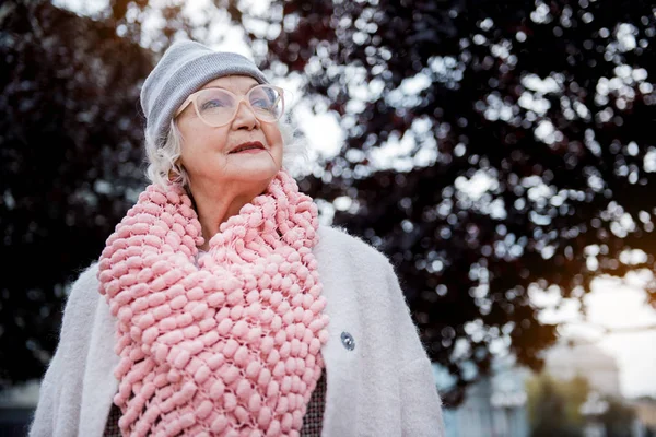 Happy senior woman enjoying nature in town — Stock Photo, Image