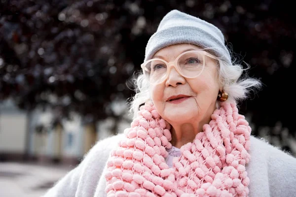 Joyful mature lady relaxing in park — Stock Photo, Image