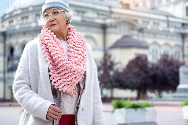 Mujer madura confiada presentando ropa de otoño — Foto de Stock