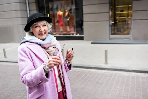 Mujer madura feliz caminando en la ciudad con placer — Foto de Stock