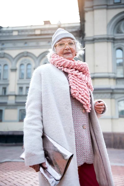 Веселая пожилая леди, гуляющая по городу — стоковое фото