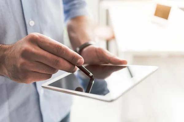 Uomo in possesso di dispositivo di semplice utilizzo — Foto Stock