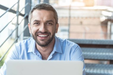 Sevimli sevimli adam dışında çalışıyor