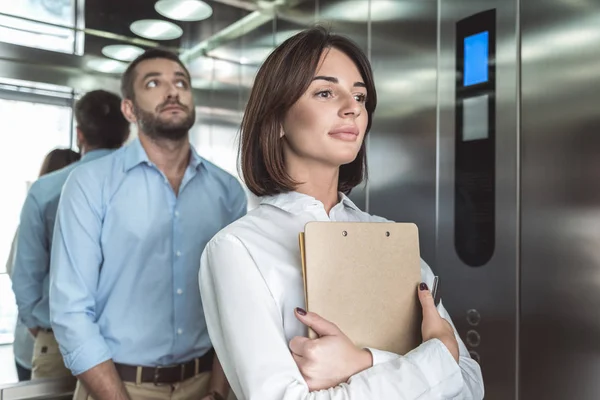 Üzleti pár emelkedik lift — Stock Fotó
