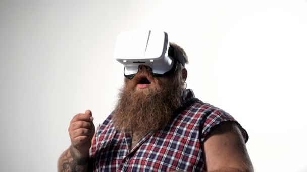 Kövér, szakállas fickó figyeli a virtuális valóság eszköz — Stock videók