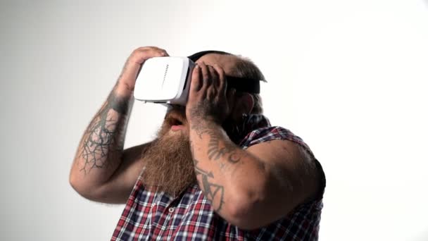 Dicker Kerl unterhaltsam mit vr headset — Stockvideo