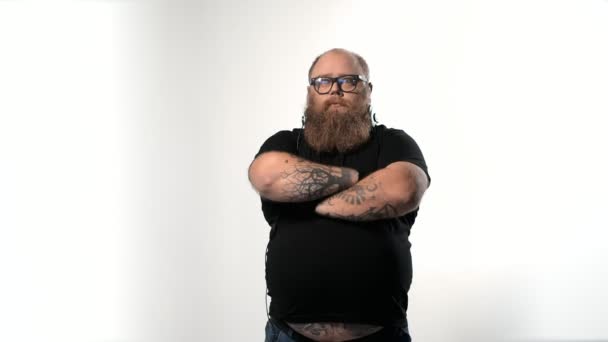 Уверенный в себе толстый парень показывает свою крутость — стоковое видео