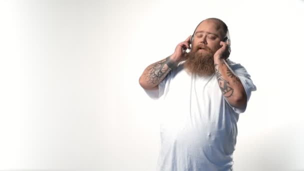 Glad tjock kille lyssnar på melodi med nöje — Stockvideo