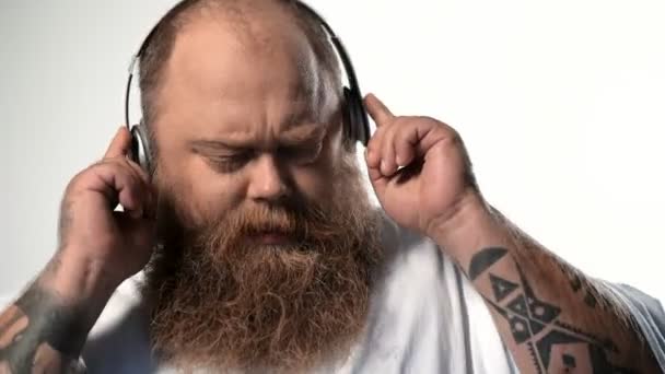 Ήρεμη λίπος άνθρωπος απολαμβάνοντας το τραγούδι από τα ακουστικά — Αρχείο Βίντεο
