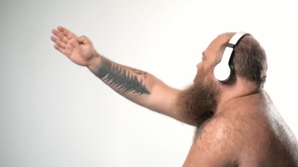 Relajado grueso barbudo chico moviendo las manos en ritmo de melodía — Vídeo de stock