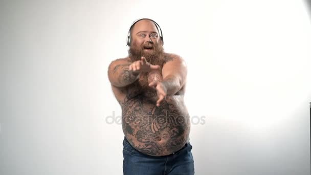 Alegre masculino gordo dançando enquanto ouvindo música — Vídeo de Stock