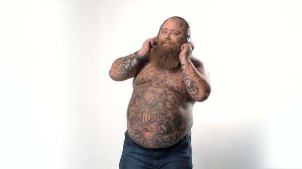 Feliz barba gordurosa ouvindo música e dança — Vídeo de Stock