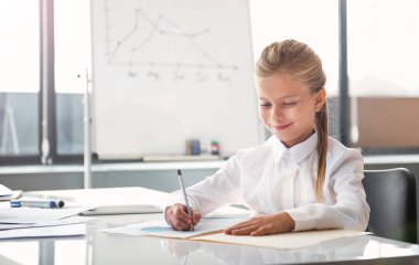Neşeli kadın çocuk bazı notlar yapıyor