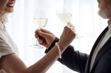 Neşeli kıdemli seven çift birlikte şampanya içmek