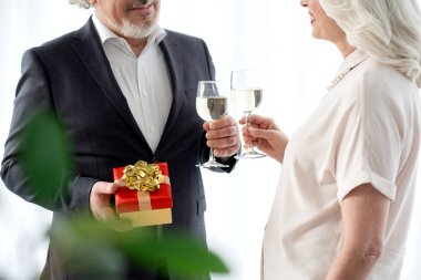 Neşeli olgun karı koca yıldönümü için tost ekmegi