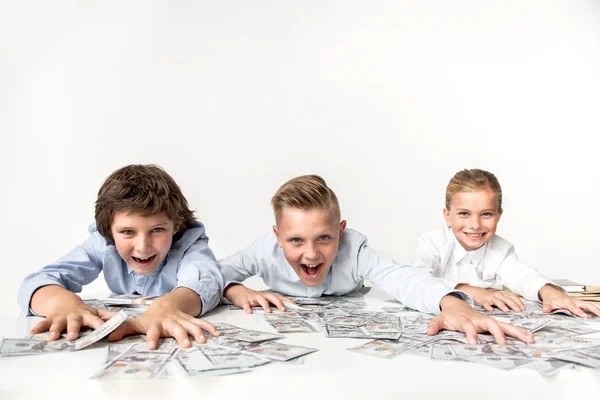 Feliz jóvenes adolescentes están disfrutando de su dinero en efectivo — Foto de Stock