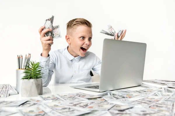 Niño alegre está ganando dinero en efectivo por Internet —  Fotos de Stock