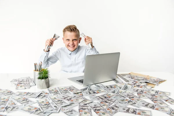 Glad liten pojke uttrycker glädje samtidigt visar kontanter — Stockfoto