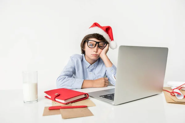 Menino pensativo de chapéu de Natal está se sentindo cansado — Fotografia de Stock