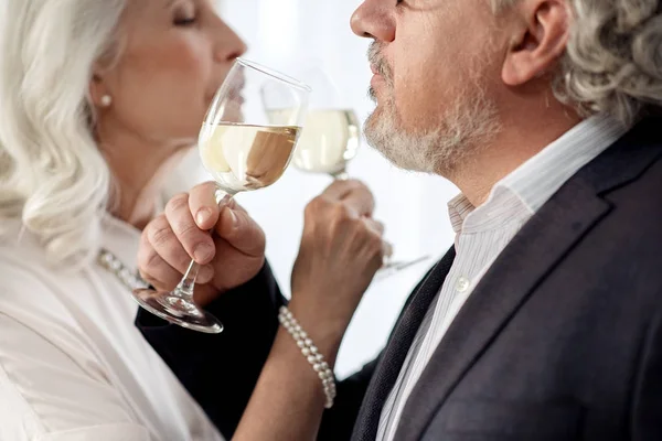 Любящий взрослый мужчина и женщина наслаждаются алкоголем вместе — стоковое фото