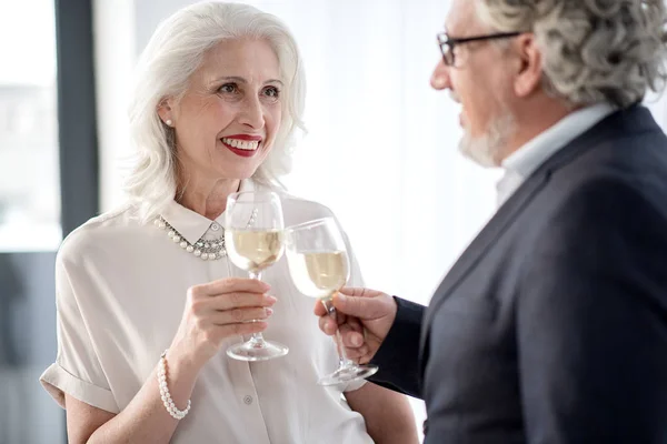 Glad senior mujer y hombre tintineo vasos de bebida alcohólica — Foto de Stock