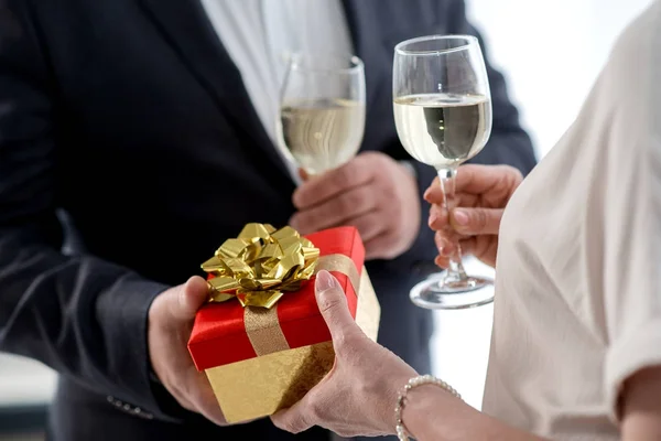 Alegre casal maduro celebrando seu aniversário — Fotografia de Stock