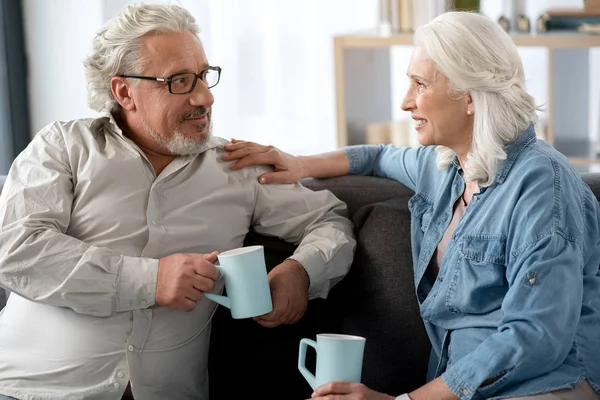 Pareja casada madura positiva relajándose juntos en casa — Foto de Stock