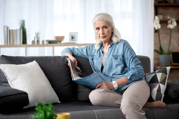 Confident senior lady relaxing at home — Stock Photo, Image