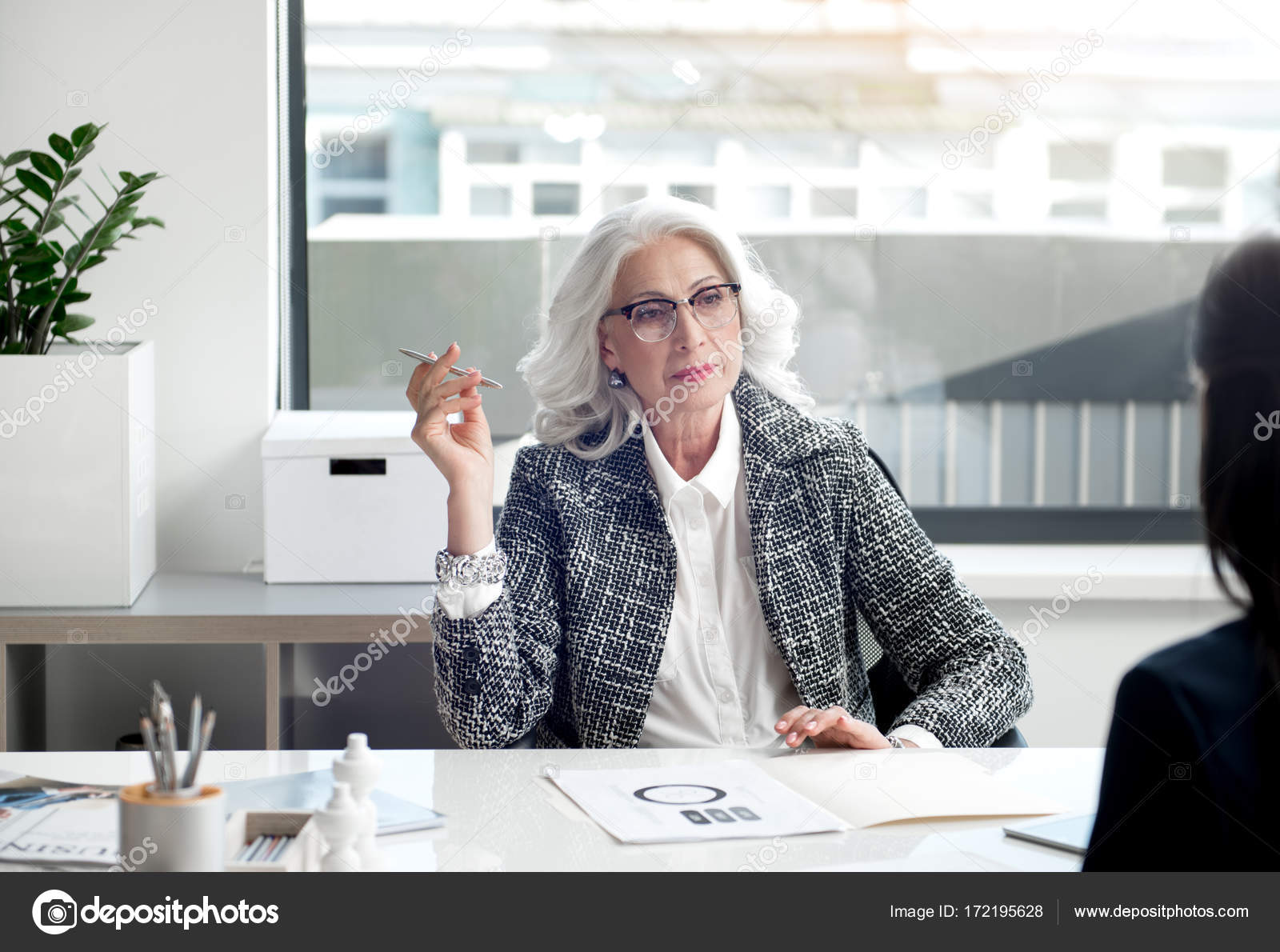 Empleado y altanera mujer jefe senior discuten proyecto — foto de ... Indkørsel inspiration