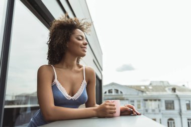 İçecek bir fincan tatma giden kadın