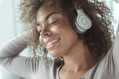 Evde müzik dinleme neşeli kadın