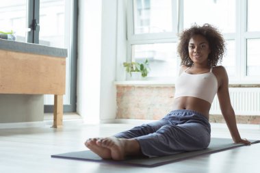 Işınlama Bayan spor pratik sonra dinlenme