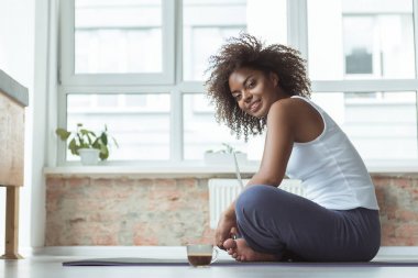 Katta sıcak içecek tatma giden kız