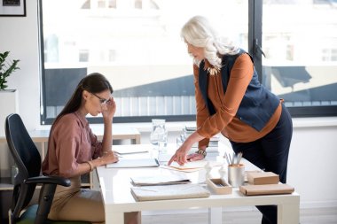 Ciddi kadın hafif ofiste çalışıyoruz