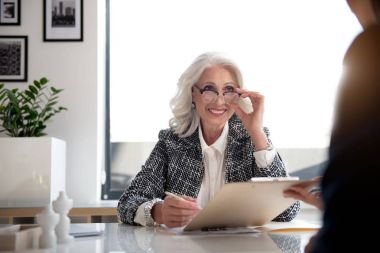 Büyüleyici yaşlı bayan patron sevinçlilik ifade