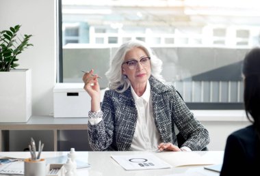 Mağrur kıdemli şef erkek ve çalışan proje görüşüyorlar