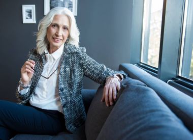 Yaşlı hanımefendi sevinç ifade