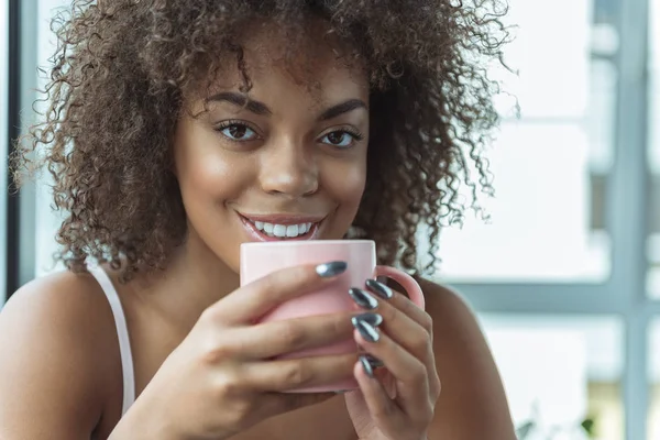 Ragazza in uscita bere tazza di caffè — Foto Stock