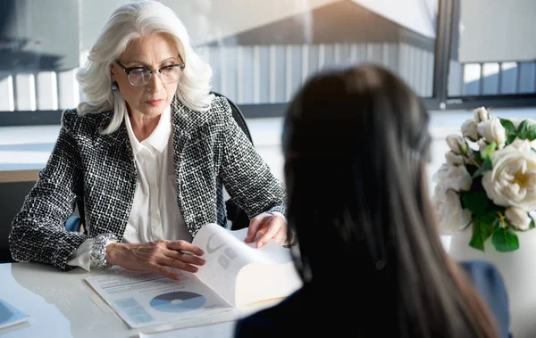 Anciana severa trabajando con su colega — Foto de Stock