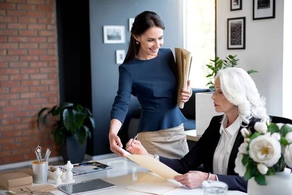 Las mujeres elegantes están trabajando juntas — Foto de Stock