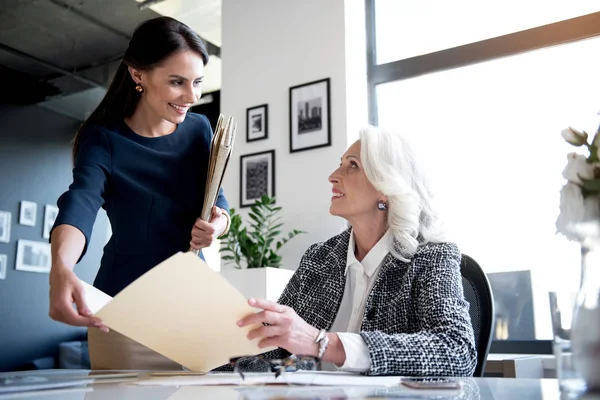 Las mujeres optimistas están disfrutando de su trabajo — Foto de Stock