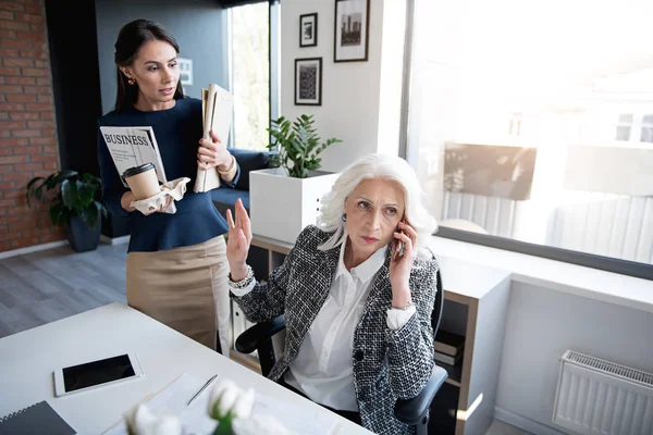 Señoras serias están trabajando juntas en la oficina — Foto de Stock