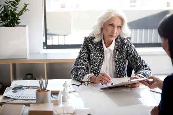 Señora mayor profesional está expresando su insatisfacción — Foto de Stock