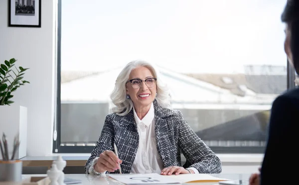 La vieja alegre está trabajando con su colega — Foto de Stock