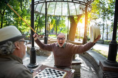 Kare oyunu onun zaferini kutluyor mutlu komuta sizde