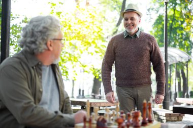 Neşeli yaşlı adamlar satranç oynamaya hazırız